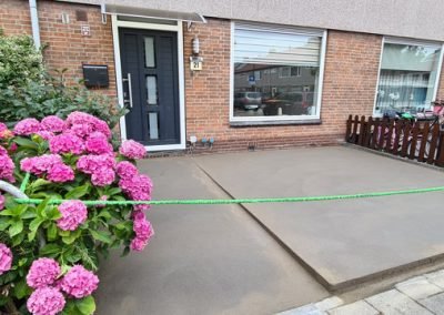 Buiten cemendekvloer