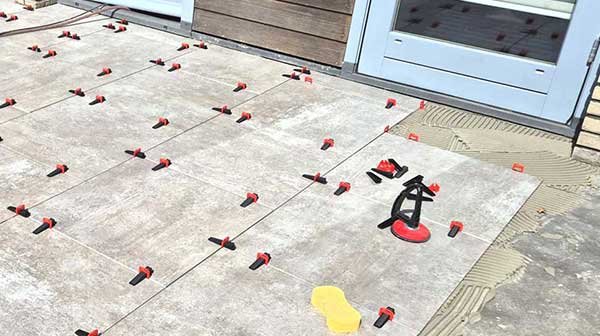 Tegels-leggen-in-tuin-homepage